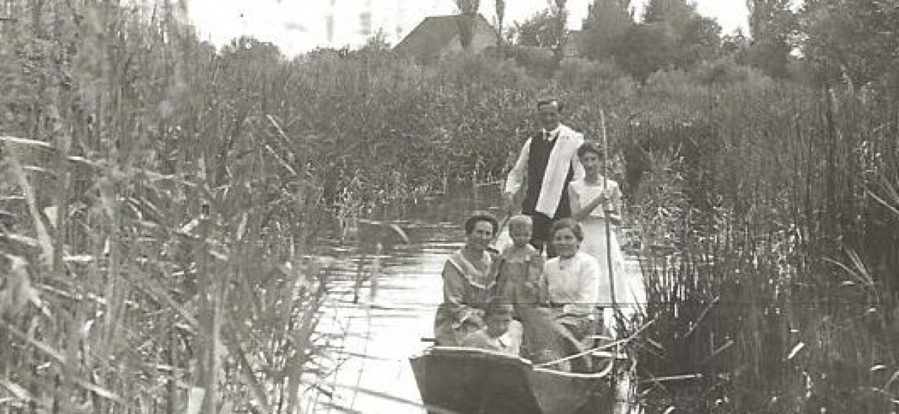 Promenade en barque sur le Giessen entre le père de Freddy et ses soeurs