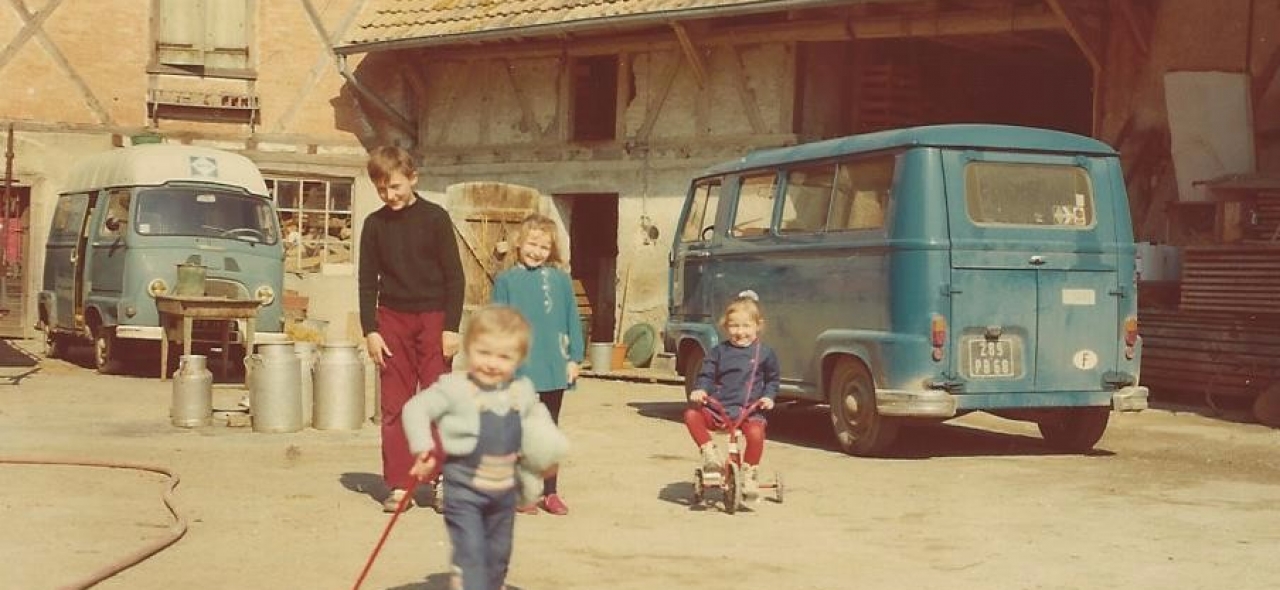 Dany, et ses soeur dans la cour de la ferme 1975