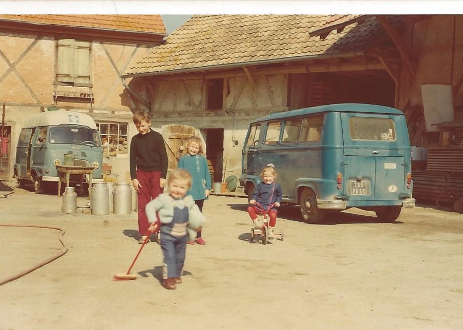Dany, et ses soeur dans la cour de la ferme 1975