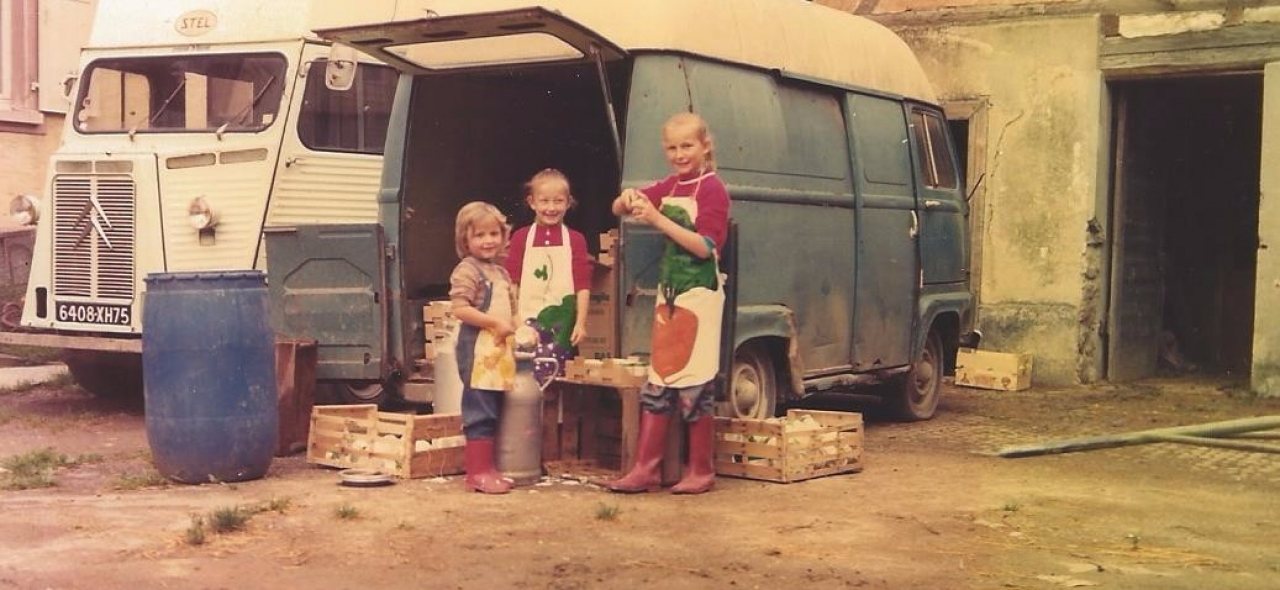 Les filles de Freddy et Mathilde au travail dans la cour de la ferme 1974