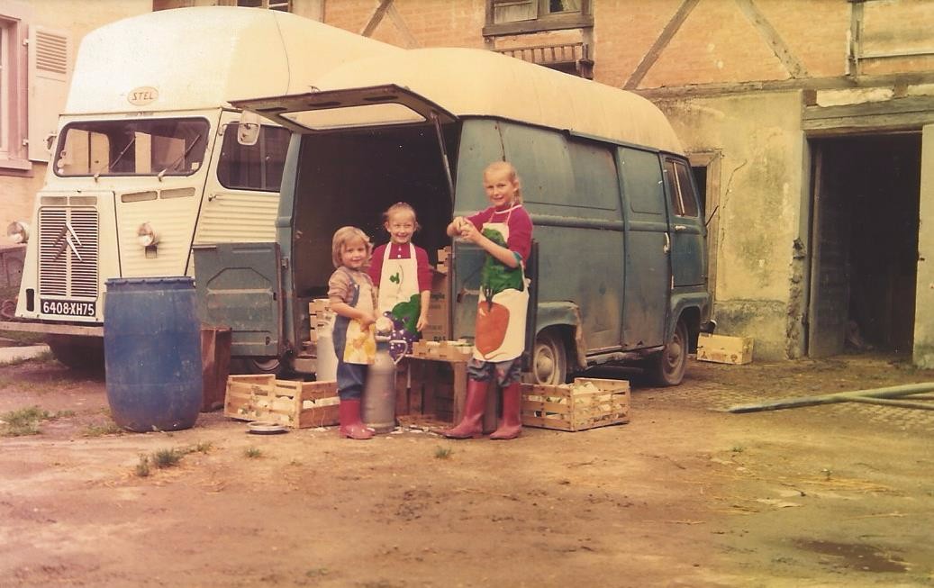 Les filles de Freddy et Mathilde au travail dans la cour de la ferme 1974